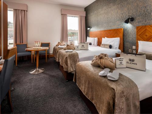 沃特福德沃特福德特里希斯温泉及休闲俱乐部酒店的酒店客房设有三张床和一张桌子