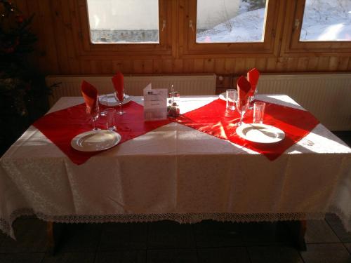 CumpănaCabana Dara的一张桌子上放着红白桌布