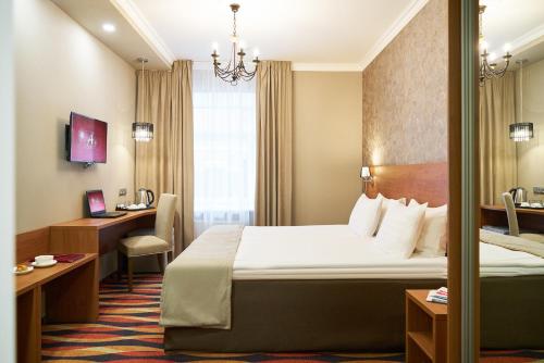 圣彼得堡阿德米拉斯卡娅酒店的配有一张床和一张书桌的酒店客房