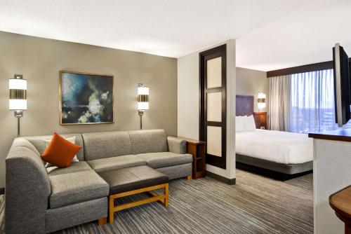 沃辛顿哥伦布沃辛凯悦嘉轩酒店的酒店客房设有一张沙发和一张床