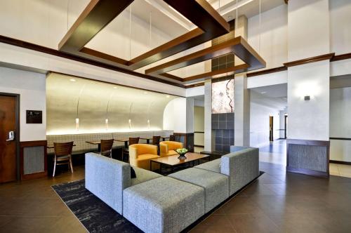 布卢明顿明尼阿波利斯机场南凯悦酒店的大堂配有沙发和桌子