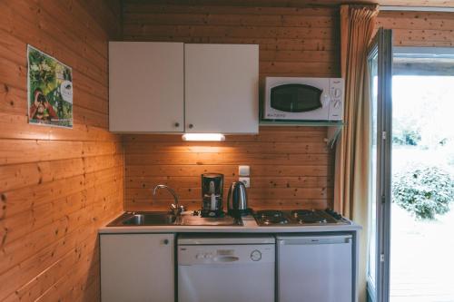 蒙科坦特Terres de France - Natura Resort Pescalis的厨房配有水槽和微波炉