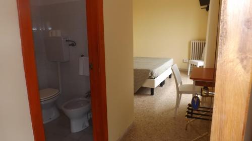 朱利亚诺瓦Hotel Cesare的一间带床和卫生间的浴室