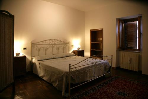 马尔夏诺Maison Vannina的卧室配有白色的床和窗户。