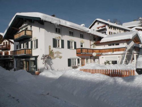 泰根塞Ferienwohnungen Rosenhof的前面有一堆积雪的建筑物