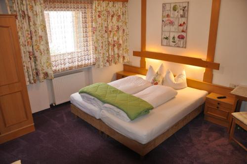 伊施格尔Pension Lenz的一间卧室设有一张床和一个窗口