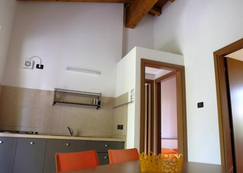 马内尔巴Campeggio Villaggio San Giorgio Vacanze的一间带桌子和橙色椅子的用餐室
