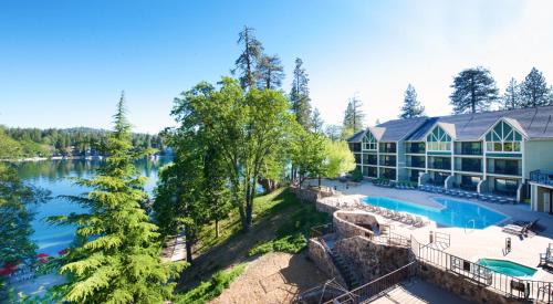 箭头湖Lake Arrowhead Resort & Spa的享有带游泳池的大房子的空中景致