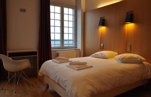 奥特罗特Hôtel-Restaurant Mont Sainte-Odile的一间卧室配有一张大床和毛巾