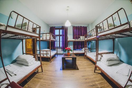 Mohito Hostel客房内的一张或多张双层床
