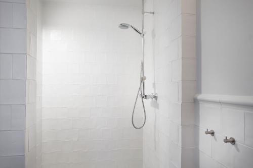 雷克雅未克欧登塞酒店公寓的带淋浴喷头的浴室