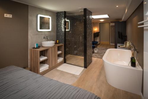 亨厄洛B&B Centrum Hengelo的带浴缸、水槽和淋浴的浴室