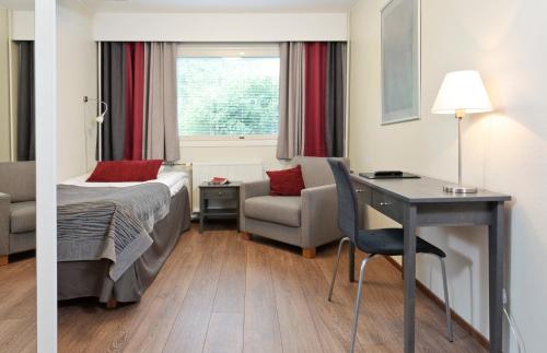 埃斯波努克西奥酒店的酒店客房配有一张床、一张桌子和一把椅子。