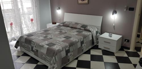 阿斯蒂Appartamento Saretta的一间卧室配有一张床,铺有一个 ⁇ 板地板
