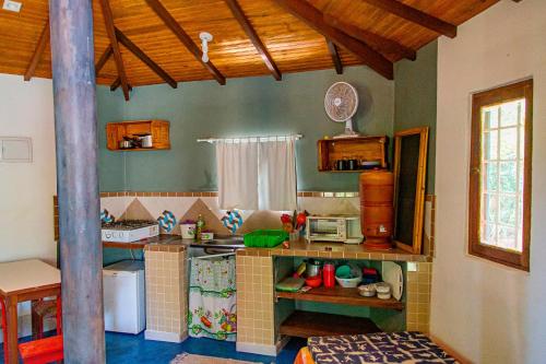 戈亚斯州上帕莱索Chalé Ipê - Jatobá的一间小厨房,内设一个台面