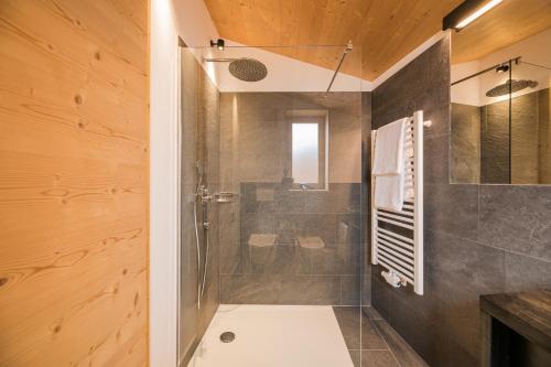 Rotwandwiesen Chalets SKI IN/OUT - 1900mt的一间浴室