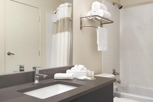 基洛纳基洛纳戴斯酒店的浴室配有盥洗盆、卫生间和浴缸。