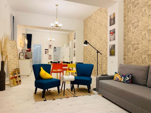阿利坎特Saint Ferdinand的客厅配有沙发和桌子