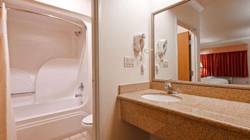 Anthony安东尼/西埃尔帕索贝斯特韦斯特酒店的一间带水槽和镜子的浴室