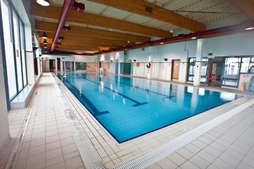 卡林福德Four Seasons Hotel, Carlingford的大楼内一个蓝色的大型游泳池