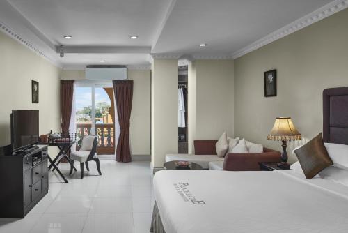 金边Palace Gate Hotel & Residence by EHM的酒店客房设有床和客厅。