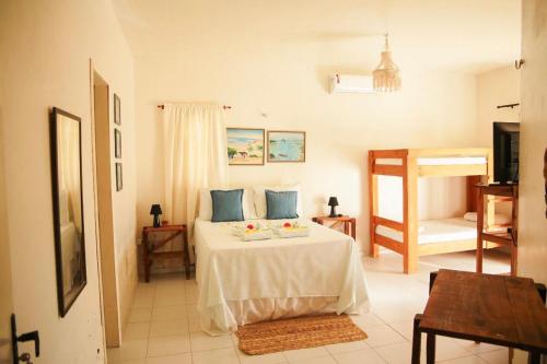 Ponta do AnelPousada Brisamares的一间卧室配有一张带蓝色枕头的床