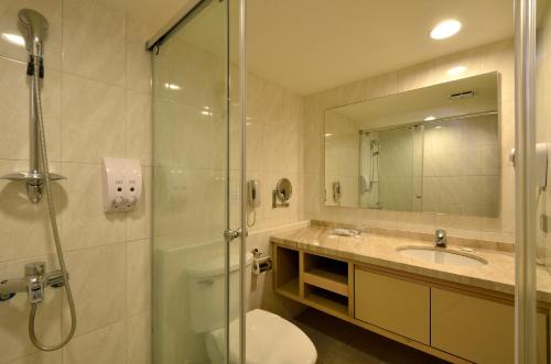 嘉义市永悦商务大饭店的带淋浴、卫生间和盥洗盆的浴室