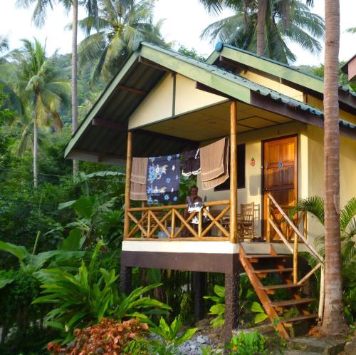 象岛Janina resort Koh chang的森林中间的小房子
