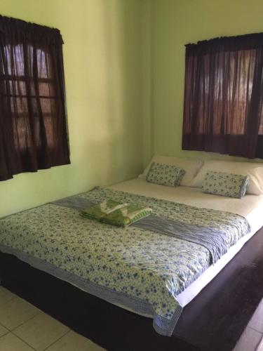 象岛Janina resort Koh chang的一间卧室设有两张床和两个窗户。