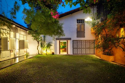 科伦坡De Saram House by Geoffrey Bawa的享有带车道的白色房屋的外部景色