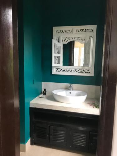 贡布蓝色加巴酒店的一间带水槽和镜子的浴室