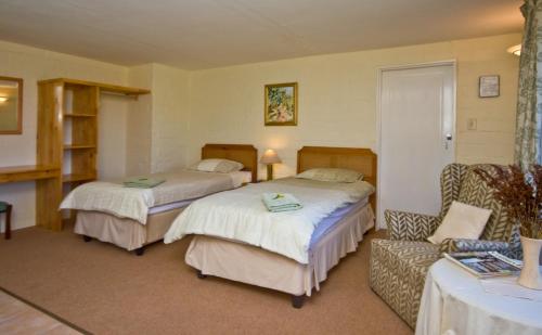 赫曼努斯The Volmoed Trust的酒店客房,设有两张床和一张沙发