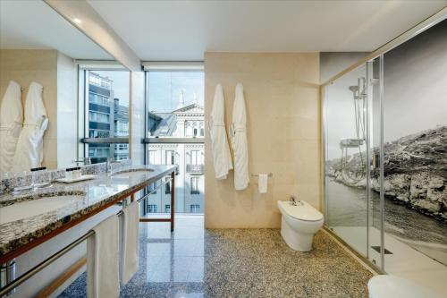 拉科鲁尼亚Hesperia A Coruña Centro的一间带卫生间和玻璃淋浴间的浴室