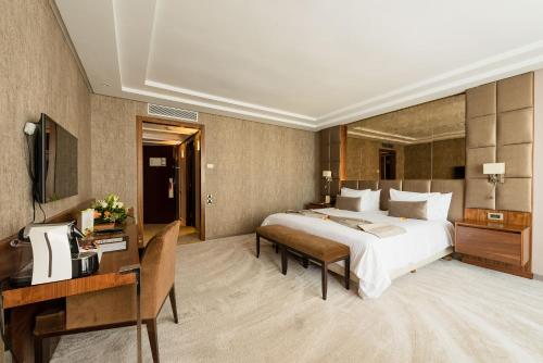 安法宫酒店客房内的一张或多张床位