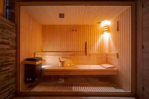 卢布尔雅那Apartments in Villa Olimp的一间位于房间中间的带长凳的桑拿浴室