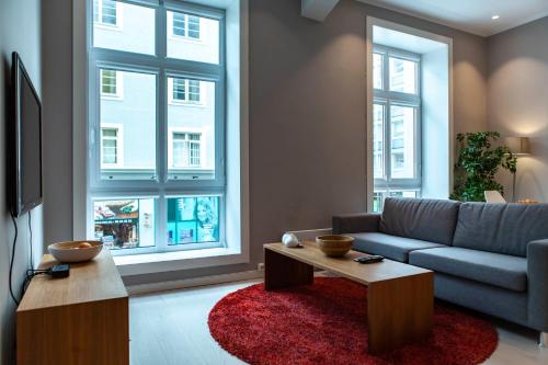 卑尔根Forenom Serviced Apartments Bergen City的带沙发和2扇窗户的客厅