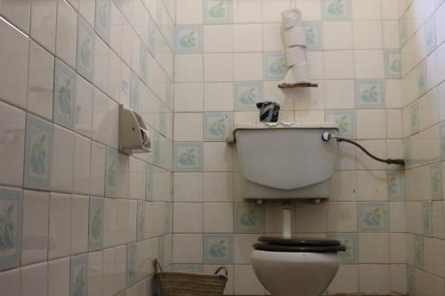 莫希Kiwavi Home的一间位于客房内的白色卫生间的浴室
