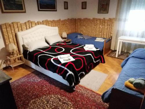 比萨Civico 22 Pisa的一间卧室配有一张大床和一张蓝色的沙发