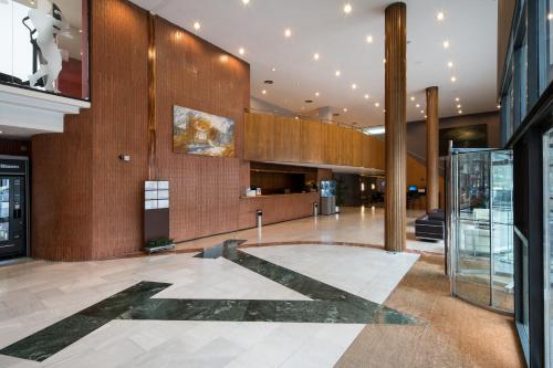 萨瓦德尔加泰罗尼亚维尔迪大酒店的大楼的大堂,设有玻璃电梯