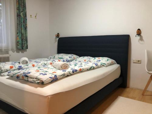 弗拉绍安德烈之家公寓的一张带黑色床头板和白色床单的床