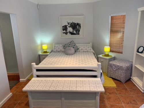 克莱因蒙德Bungalow by the sea near Cape Town的一间卧室配有床和2个床头柜