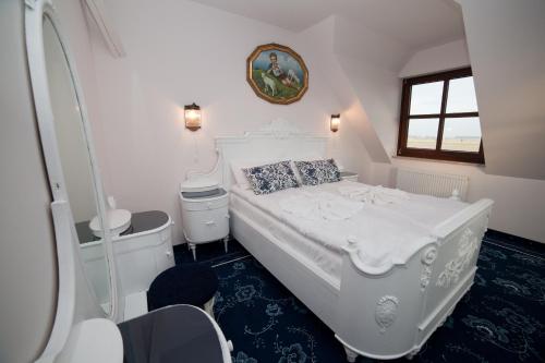 SobótkaMotel Klara的一间小卧室,配有白色的床和窗户