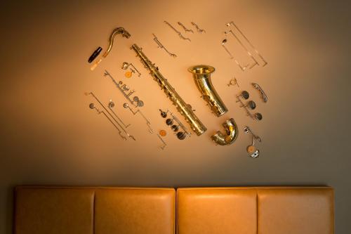 布鲁塞尔纽查特酒店 的墙上的一组萨克斯管和音乐音符