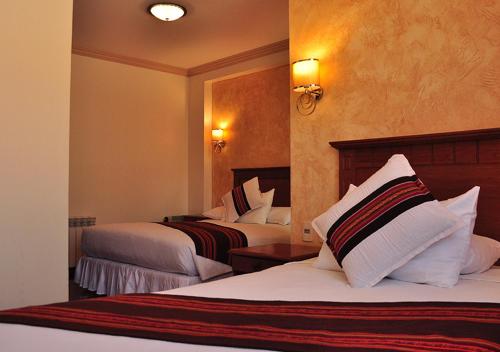 拉巴斯坤图酒店的酒店客房,设有两张床和镜子