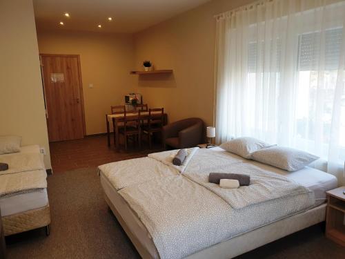 凯奇凯梅特Mediterrán Villa Kecskemét的卧室设有一张白色大床和一扇窗户。