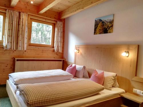 索尔登Landhaus Hubert Fiegl的小屋内一间卧室,配有两张床