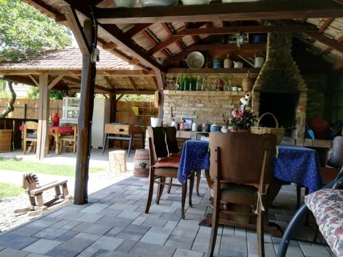 锡尔沃斯瓦里德Bóbita Apartmanház的庭院配有桌椅和壁炉。