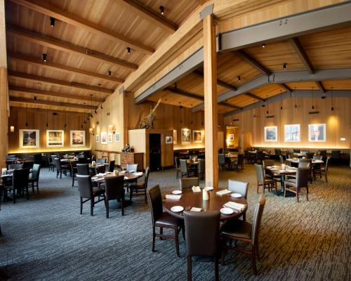 优胜美地村Yosemite Valley Lodge的餐厅设有木制天花板和桌椅