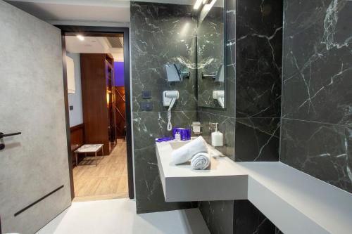 的里雅斯特Hotel Solun的一间带水槽和镜子的浴室