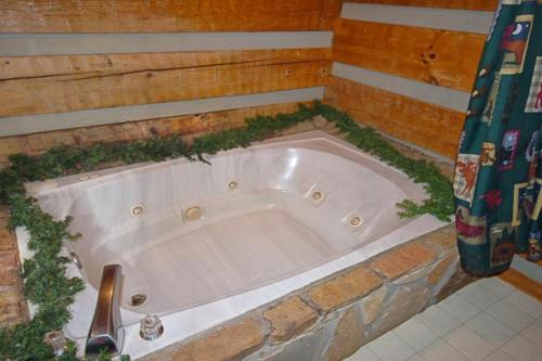 鸽子谷Mountain Memories的周围设有常春藤的大浴缸